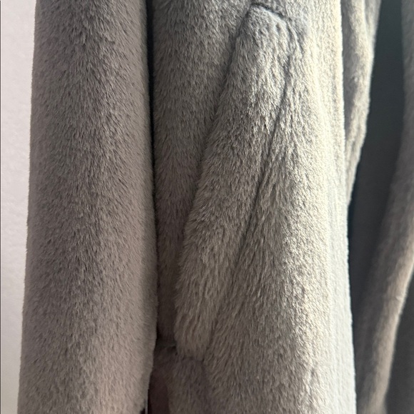 ALO Yoga Plush Faux Fur Coat in Fog.
Medium. NWT. - Picture 6 of 8